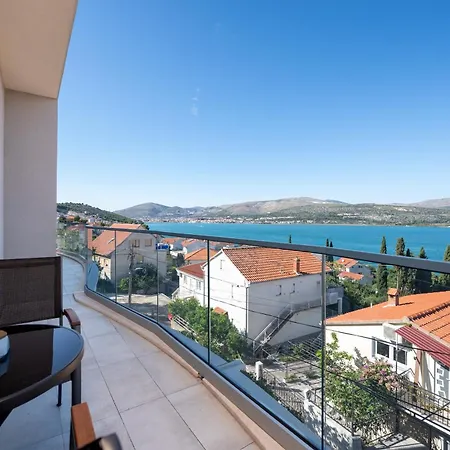 Apartamento With Parking Space Mastrinka, Ciovo - 24727 *